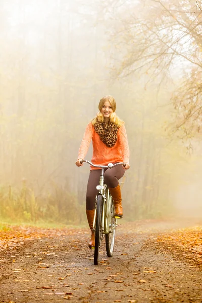 Active woman riding bike — Stock Photo, Image