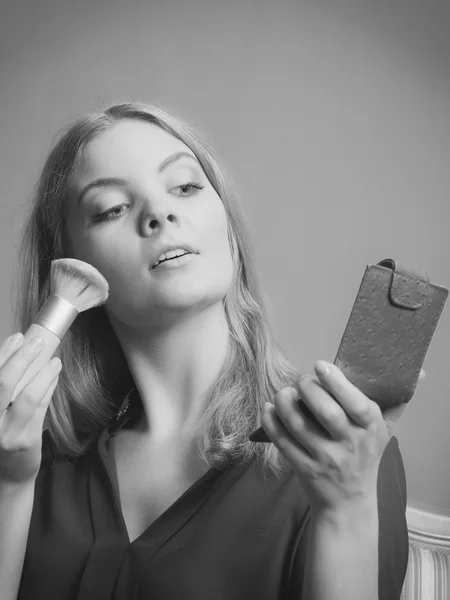 Женщина применяя макияж — стоковое фото