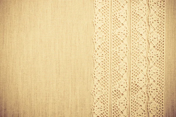 Кружевная лента на льняной ткани — стоковое фото