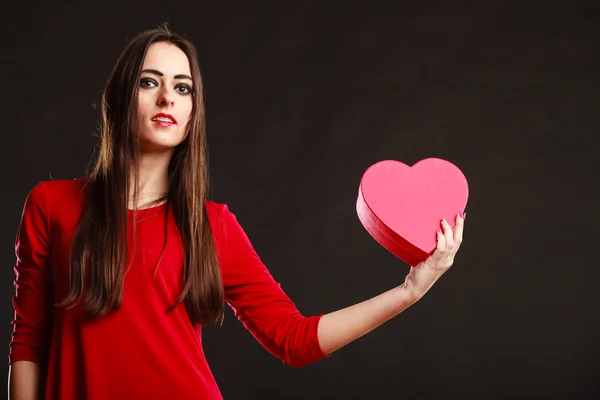 Žena držící srdce box — Stock fotografie