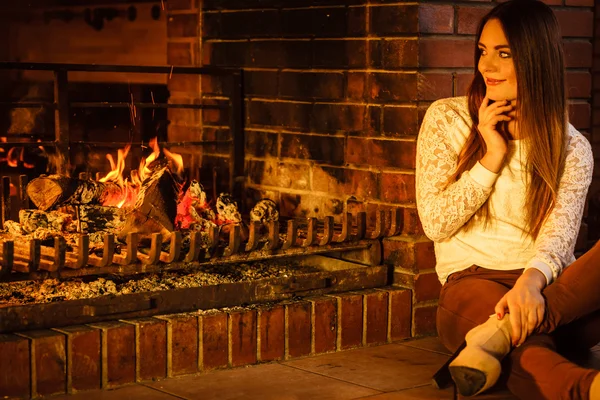暖炉のそばでリラックスできる女性 — ストック写真