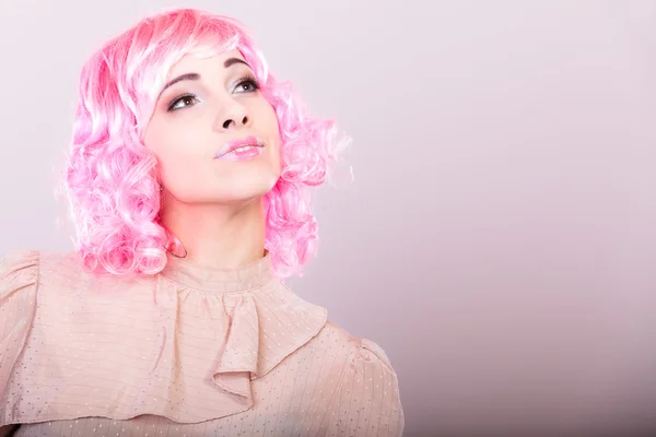 Donna in parrucca rosa posa — Foto Stock