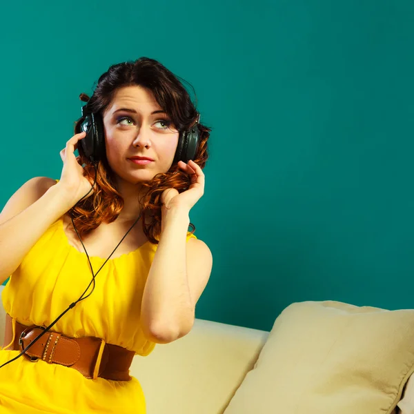 Girl  listening to  music — Stock Photo, Image