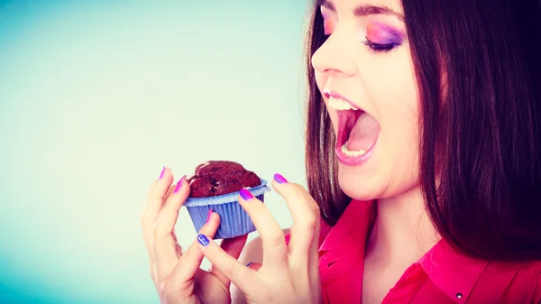 Žena hospodářství čokoládový muffin — Stock fotografie
