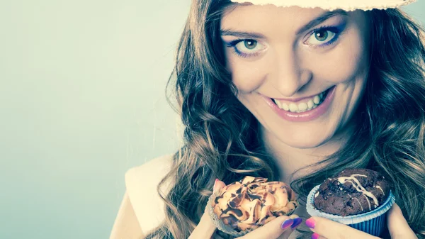 Woman holding cakes cupcakes in hands — Stock Photo, Image