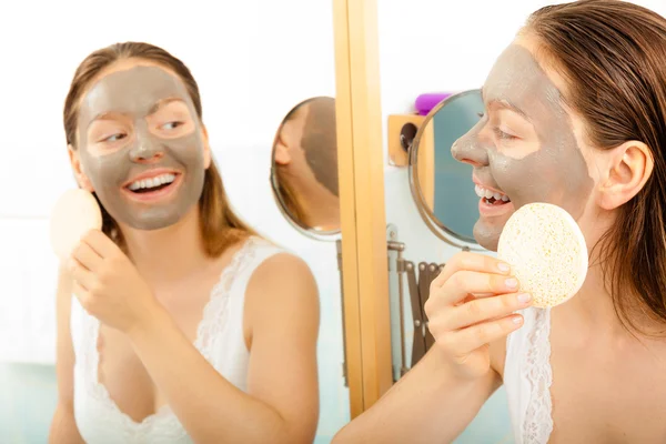 Woman with facial clay mask — Stock Photo, Image