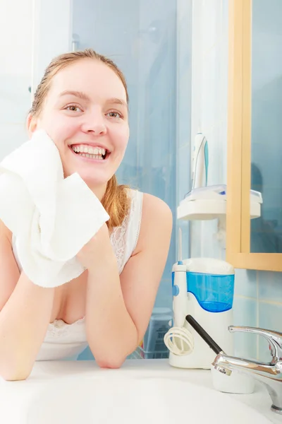 Mujer lavándose la cara —  Fotos de Stock