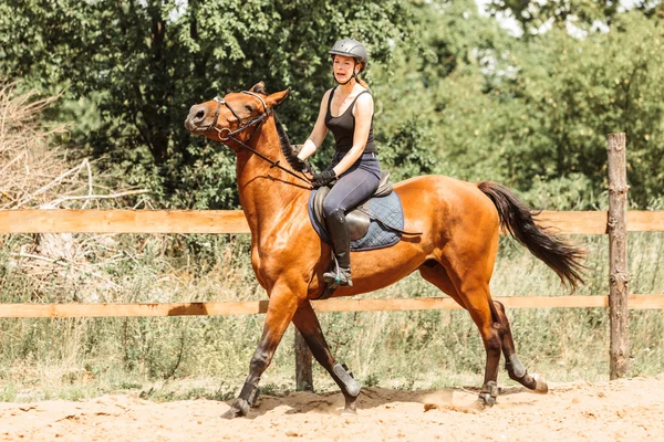 Žena žokej školení jezdecké koně. Sportovní činnost — Stock fotografie