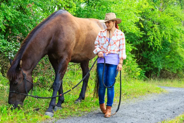 Zachodniej cowgirl kobieta z koniem. Aktywności sportowe — Zdjęcie stockowe