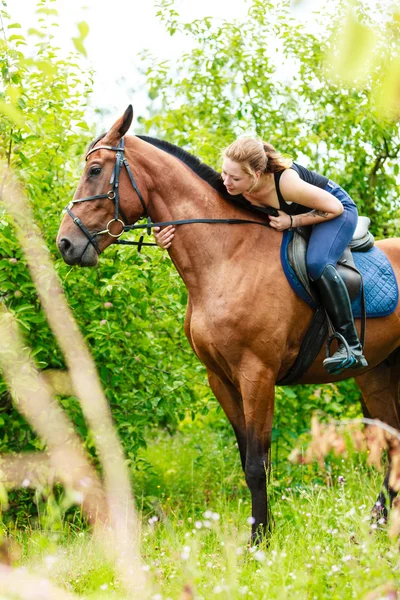Žena žokej školení jezdecké koně. Sportovní činnost — Stock fotografie