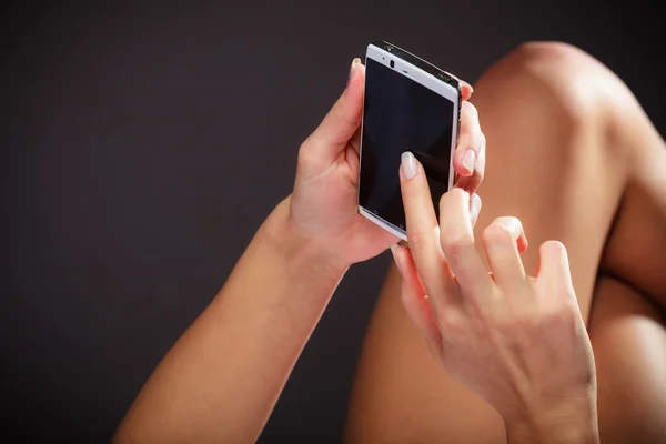 Kız holding smartphone. Uzuv Organ. — Stok fotoğraf