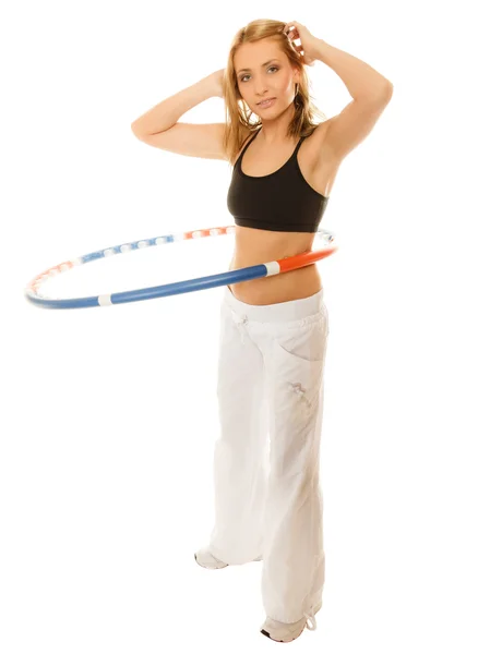 Chica en forma deportiva haciendo ejercicio con hula hoop . — Foto de Stock