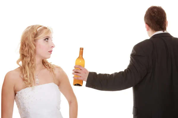 Pareja de boda, novia con novio alcohólico. — Foto de Stock