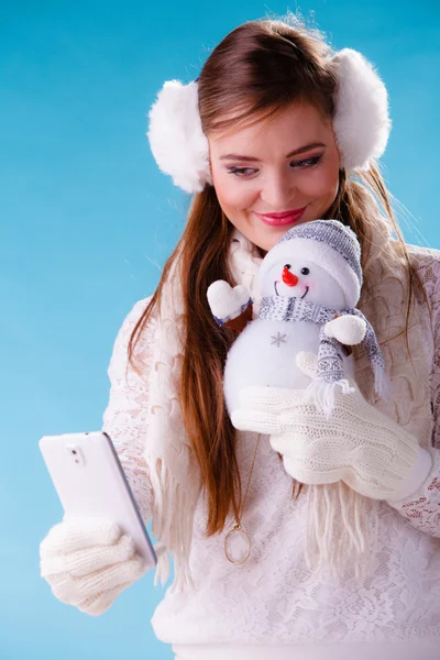 Mujer con pequeño muñeco de nieve tomando foto selfie . —  Fotos de Stock