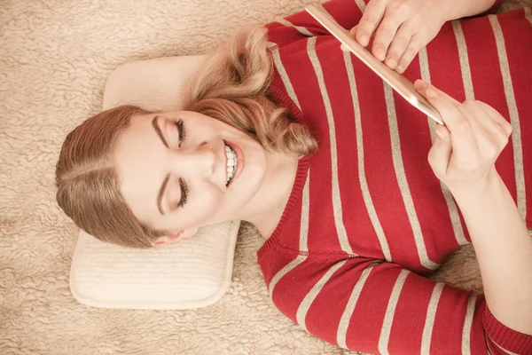 Mujer joven chica con tableta de navegación por Internet. —  Fotos de Stock