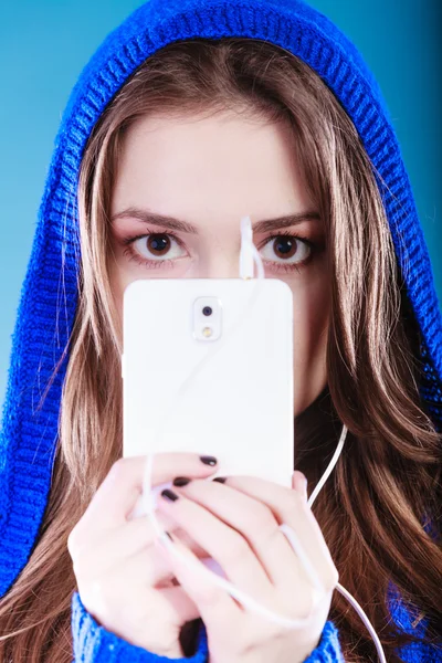 Giovane donna con smart phone ascoltare musica — Foto Stock