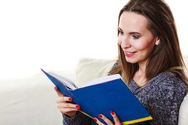 Frau liest Buch zu Hause — Stockfoto