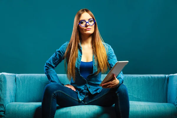 Wanita dengan tablet duduk di sofa — Stok Foto