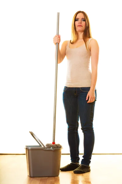 Donna Mopping pavimento — Foto Stock