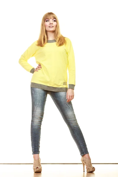 Blonda fashionabla kvinna i gul blus — Stockfoto