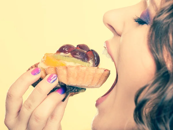 Крупный план женщина ест фруктовый торт сладкая еда — стоковое фото