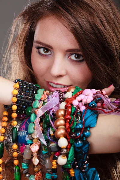 Jolie femme avec des colliers de bijoux bracelets bague — Photo