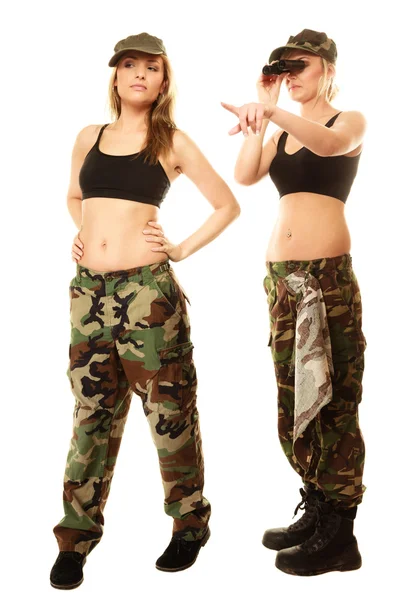 Dos mujeres en ropa militar con prismáticos niñas del ejército —  Fotos de Stock