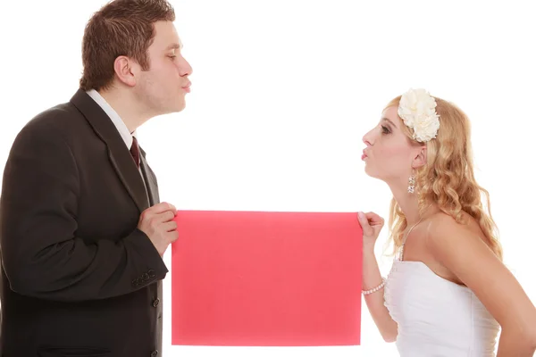 Dia do casamento. noiva e noivo segurando sinal vermelho em branco — Fotografia de Stock