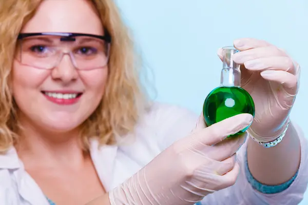 ガラス製品のテストフラスコを持つ女性化学学生. — ストック写真