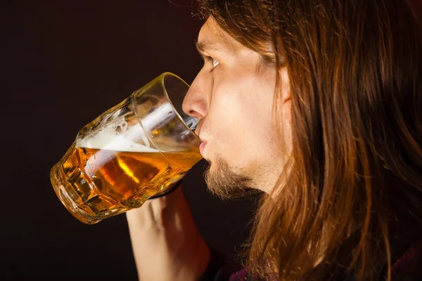 Handsome young man drinking beer — Stock Photo, Image