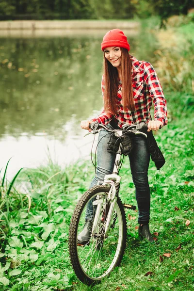 Kobieta relaks w jesienny park z rowerów — Zdjęcie stockowe