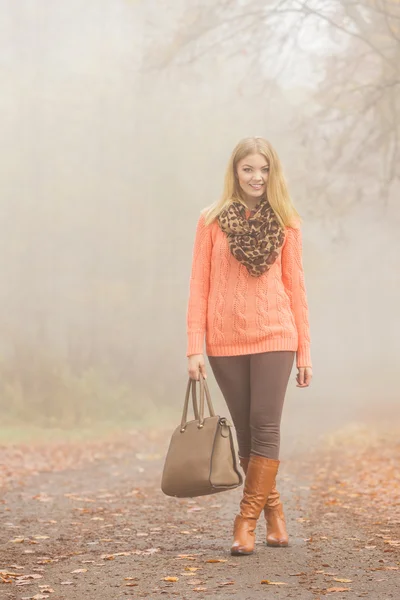 Donna a piedi nel nebbioso parco autunnale — Foto Stock