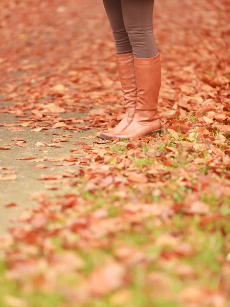 Pernas femininas em botas marrons — Fotografia de Stock