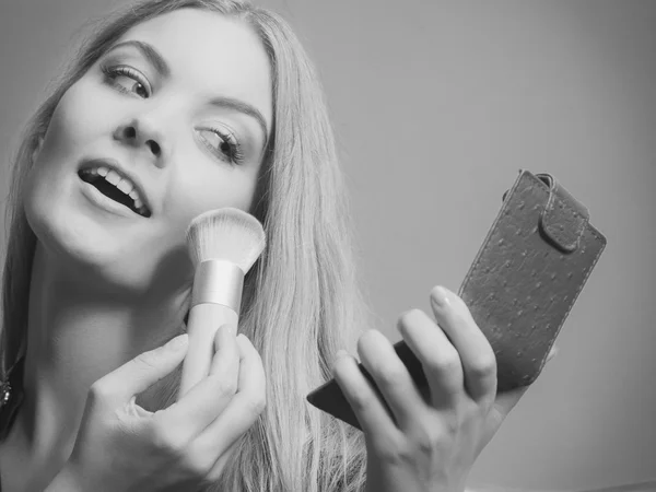 Mujer aplicando maquillaje —  Fotos de Stock