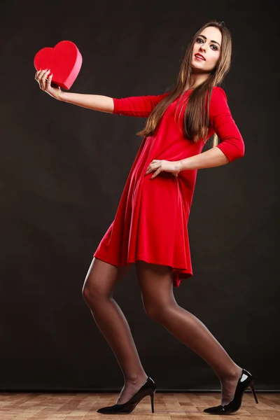 Mujer sosteniendo el corazón — Foto de Stock