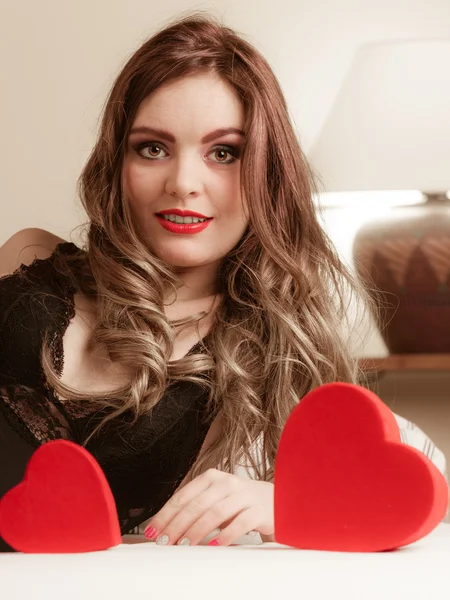 Ragazza con scatole a forma di cuore rosso . — Foto Stock