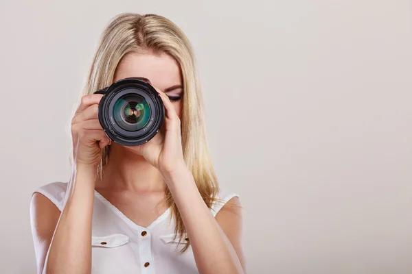 Fotograaf meisje schieten beelden — Stockfoto