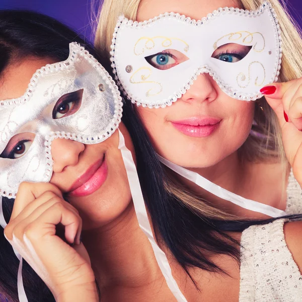 Twee vrouwen gezicht met carnaval Venetiaanse maskers — Stockfoto