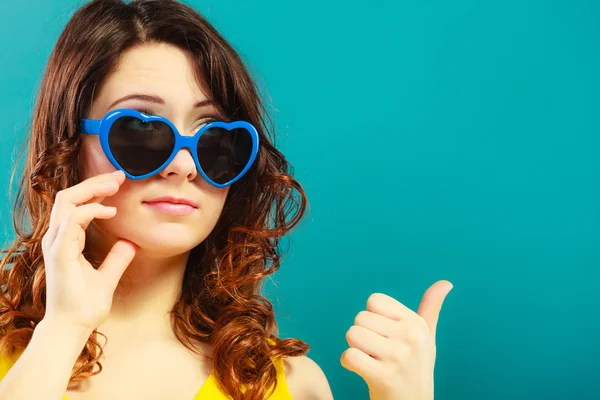 Retrato de chica en gafas de sol azules — Foto de Stock