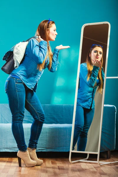 Mujer de moda vistiendo denim azul delante del espejo —  Fotos de Stock