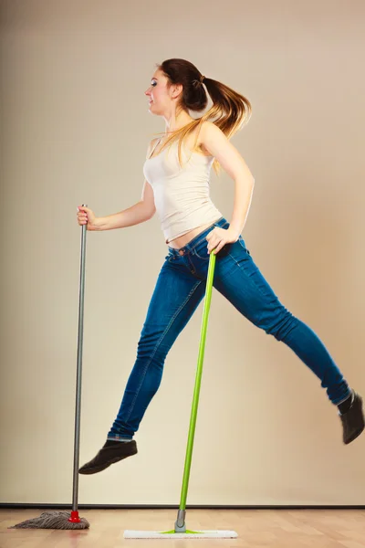 Lustige Putzfrau wischt Bodenspringen — Stockfoto