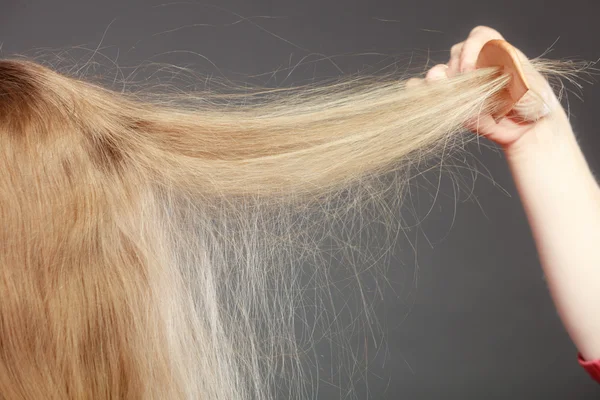 Крупный план женщины со статичными светлыми волосами . — стоковое фото