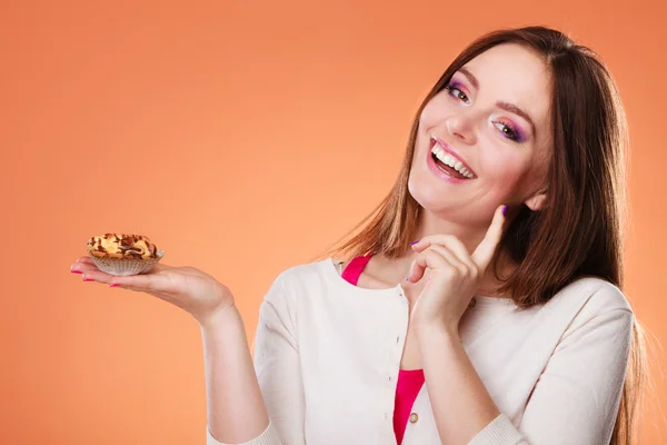 Mujer sonriente sosteniendo pastel —  Fotos de Stock