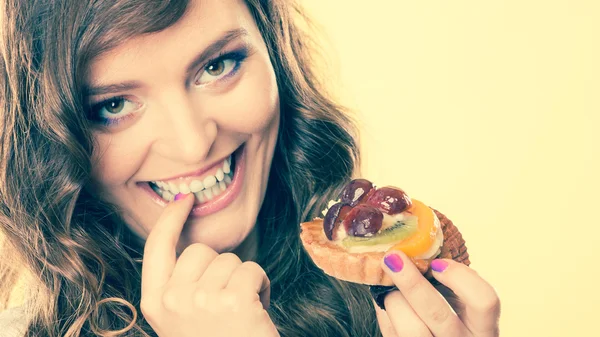 Mulher comendo bolo de frutas — Fotografia de Stock