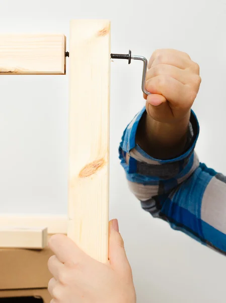 Montaje de muebles de madera con destornillador. Bricolaje . —  Fotos de Stock