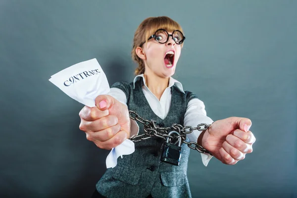 Mujer de negocios celebración de contrato —  Fotos de Stock