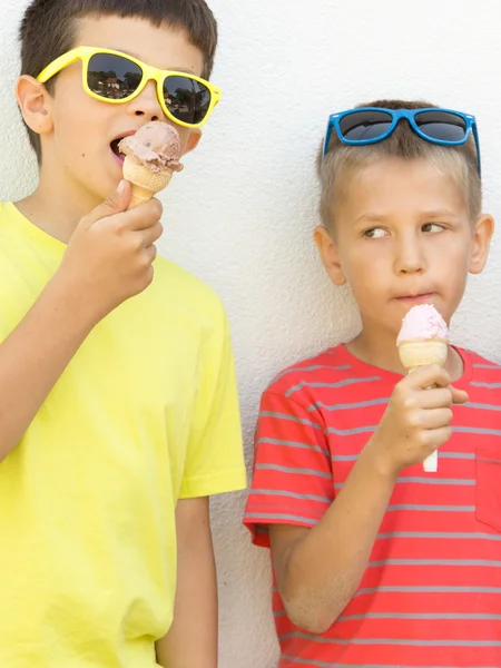 Young kids boys eating ice cream. — 스톡 사진