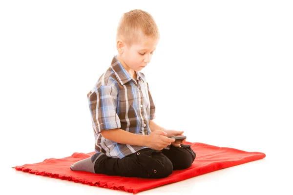 Liten pojke spelar spel på smartphone — Stockfoto