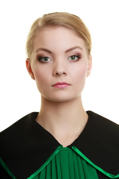 Адвокат-женщина в чёрно-зелёном платье — стоковое фото