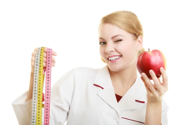 Lékař specialista drží ovoce jablko a měření páska — Stock fotografie